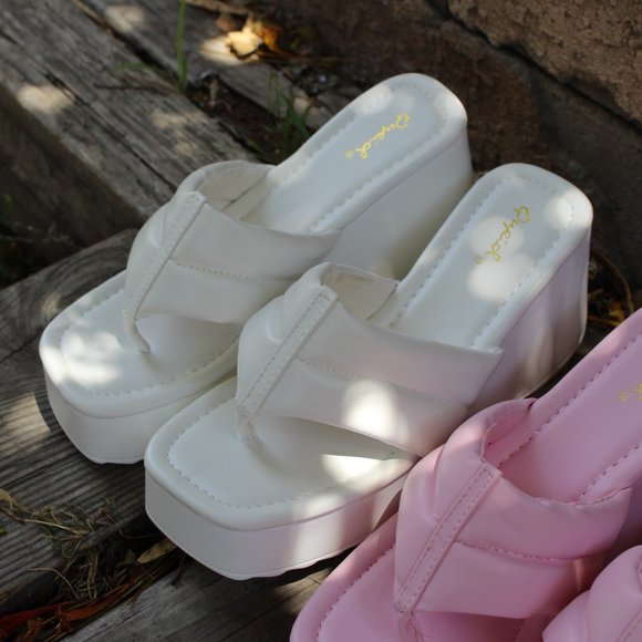 ๐จFEW PAIRS LEFT// White platform Thong Sandal - Picture 11 of 11